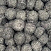 Bonbons noirs goût vanille guimauve en forme de balles de golf.