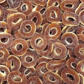 Bonbons cola acidulé en forme d'anneaux en vrac.