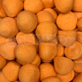 Bonbons goût pêche en guimauve et en forme de balles de golf.