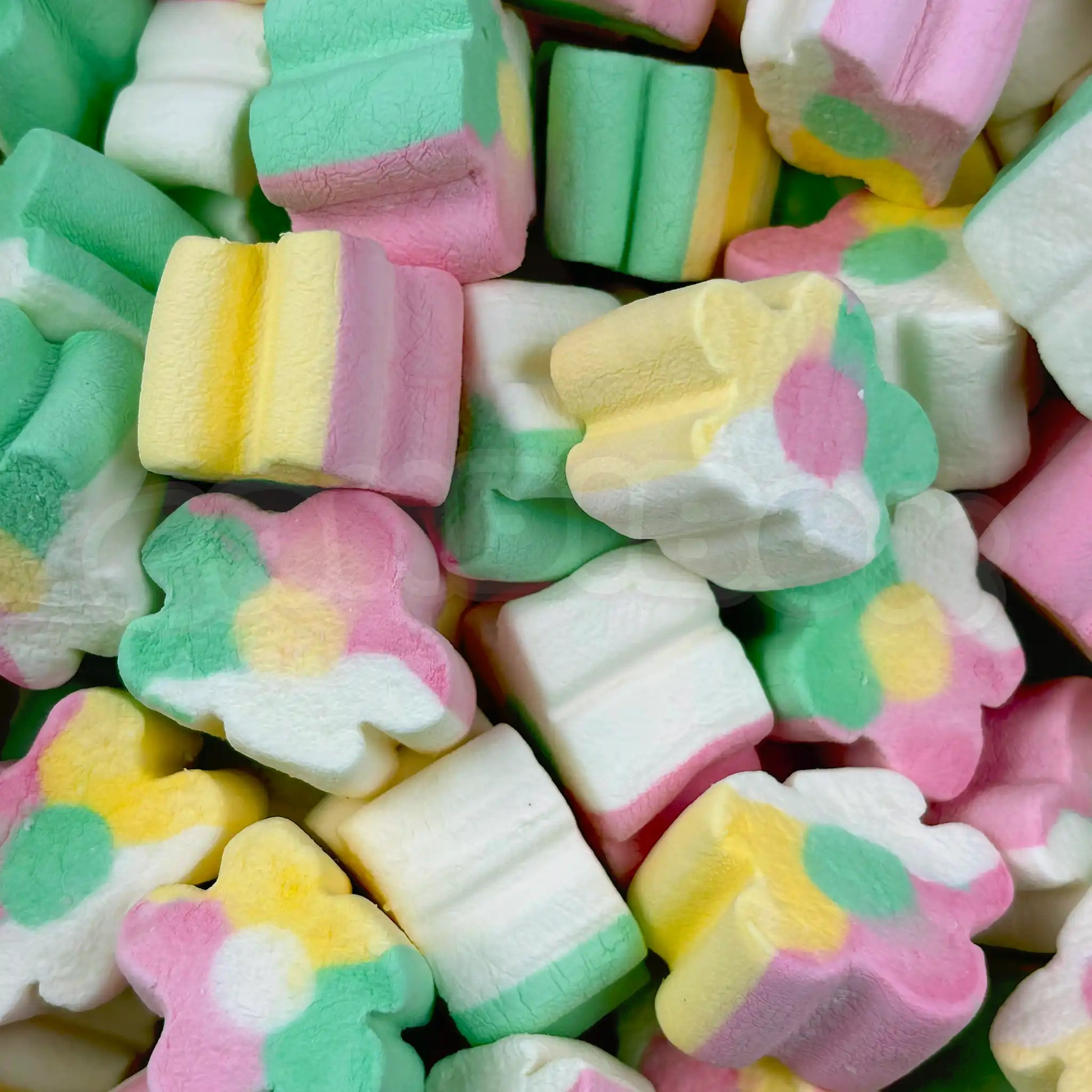 Vue rapprochée de guimauves florales colorées