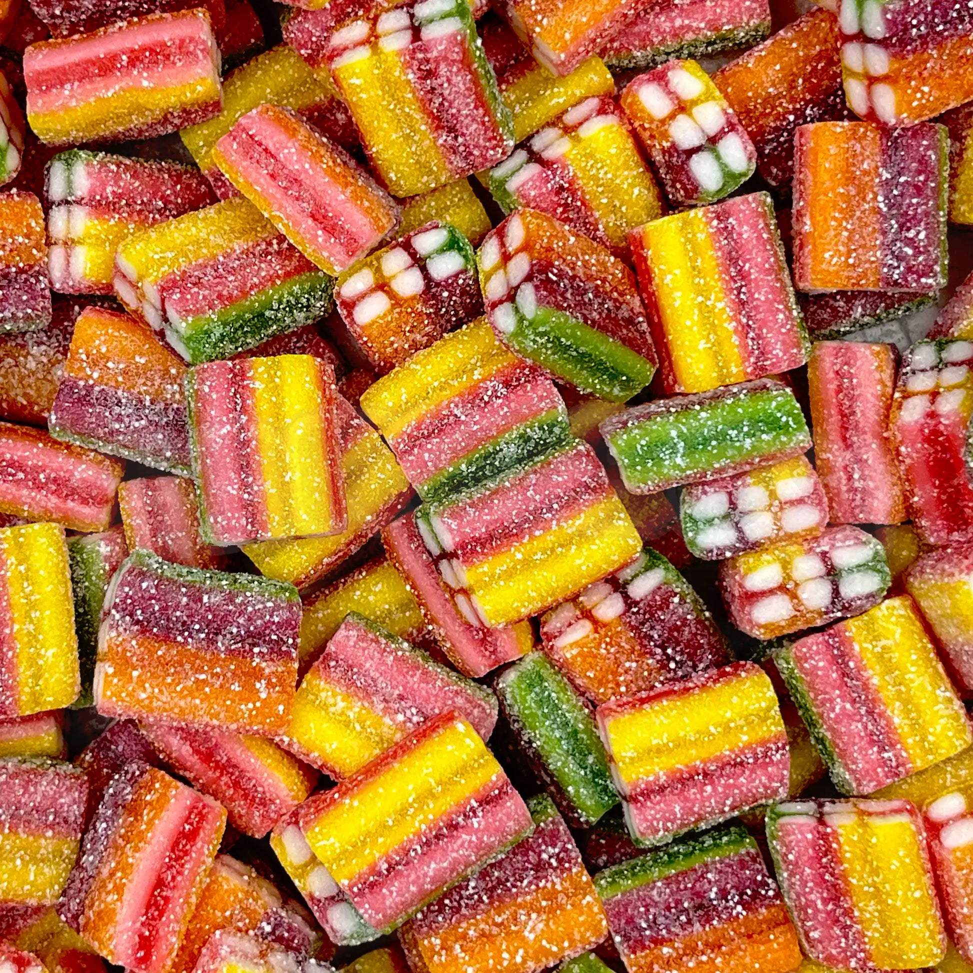 Vue rapprochée des bonbons Haribo acidulés en vrac