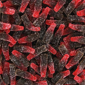 Bonbons gélifiés et sucrés en forme de bouteille avec des saveurs de coca-cola et cerise.