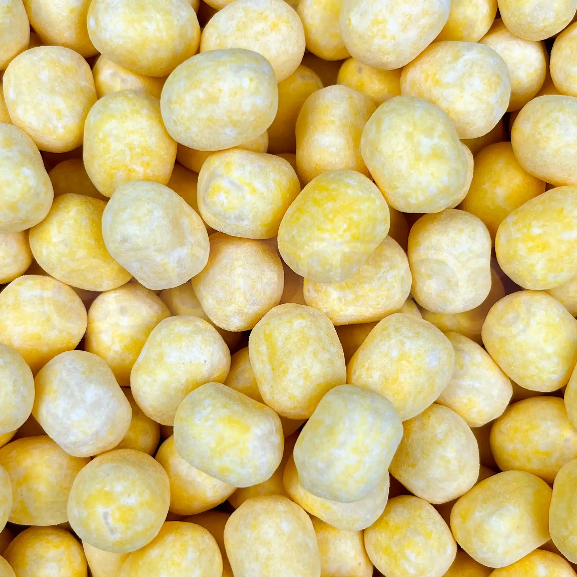 Boules de bonbons jaunes citronnées en vrac