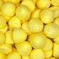 Bonbons jaunes en forme de balle de golf à la banane