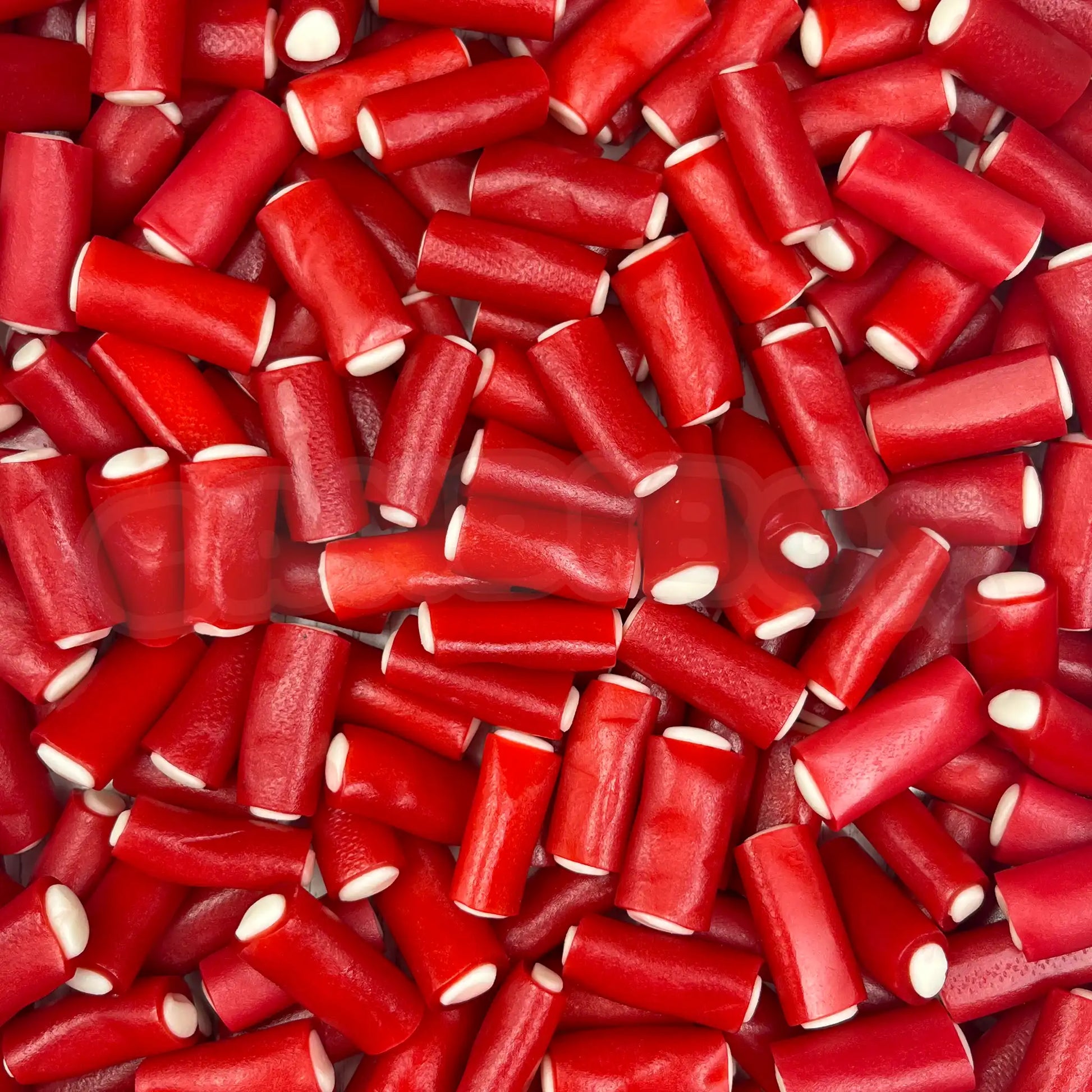 Bonbons Haribo rouges en forme de câbles fourrés au goût fraise